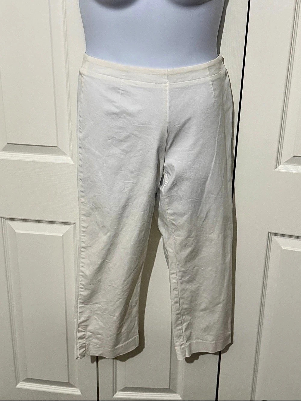 Liz Claiborne Have to Have Cropped Pants in White Size 8 Like New